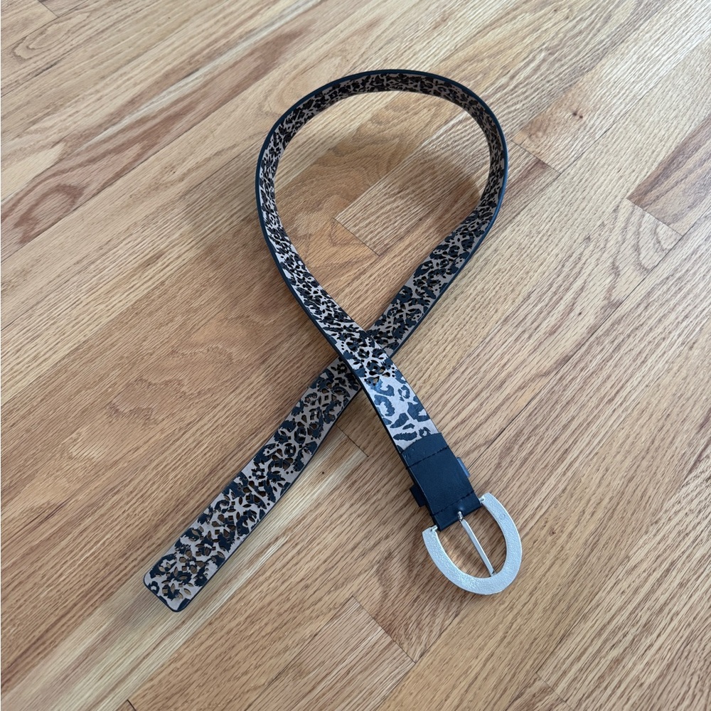 Patterned black belt with silver buckle - Picture 2 of 3